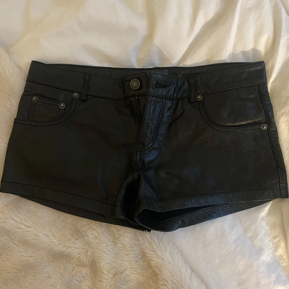 Sååå snygga Lågmidjade läder shorts Zara x Steven meisel. Nypris 1000kr. Shortsit.