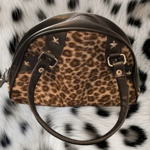 Liten Leopardmönstrad väska❤️ - Super fin väska som är liten pch är ifrån Liquor brand