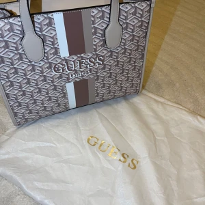 Guess väska - Guess väska helt ny Har använt den par gånger  Orginalpris 2300kr