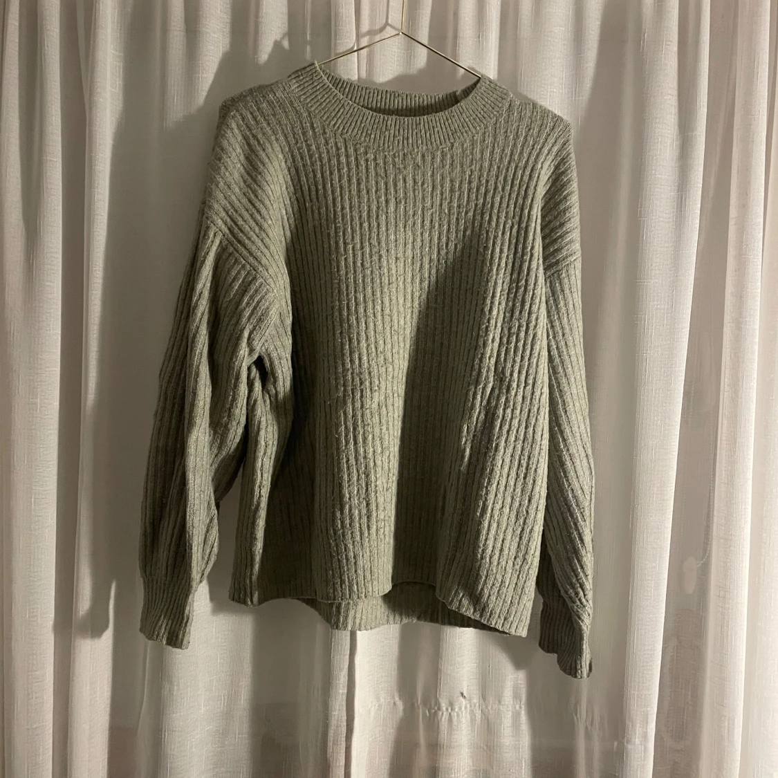 Grå ribbad tröja från H&M