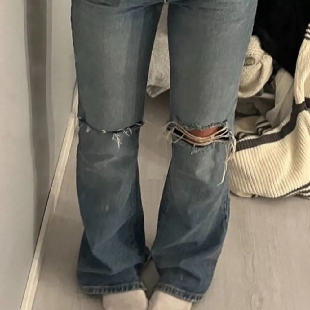 Jättefina jeans med hål från Zara som inte säljs längre. Jag är 1,68 . Jeans & Byxor.