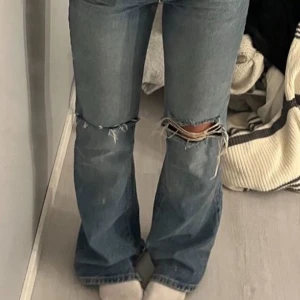 Lågmidjade jeans med hål - Jättefina jeans med hål från Zara som inte säljs längre. Jag är 1,68 