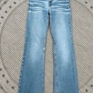 Lågmidjade jeans  - Lågmidjade jeans jeans utan fickor! Midjemått: 34cm, längd: 102cm