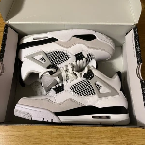 Jordan 4 military black🖤 - Säljer helt nya jordan 4 skor i storlek 43. Säljer dem på grund av att dem är för små, inte säker om det är äkta därav priset!!