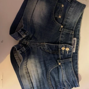 Jeans shorts  - Säljer mina shorts i storlek 26 eller xs☺️