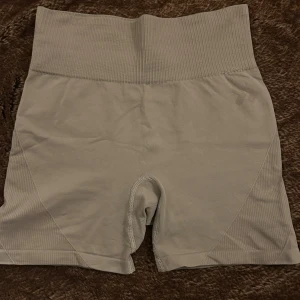 Gröna träningsshorts - Gröna fina träningsshorts ifrån Lager 157. Bra tummy control och sköna att träna i. Sitter bra och är bekväma.