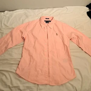 Äkta Ralph Lauren skjorta  - Snygg rosa Ralph Lauren skjorta i nyskick