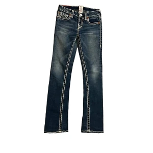 Bootcut Lågmidjade True Religion Jeans - tja! säljer ett par true religon jeans, lågmidjade och bootcut! de är size 12 alltså en barn storlek men runt en w26. Skriv till mig ifall du har fler frågor🥰