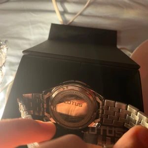 Lotus klocka stainless steel 10bar - Riktikt fin klocka i väldigt bra skick. Extra delar följer med och låda. Lyser i mörkret om man har haft en lampa riktat mot klockan. Kan sänkas i pris vid snannt köp. Accepterar bara seriösa köpare