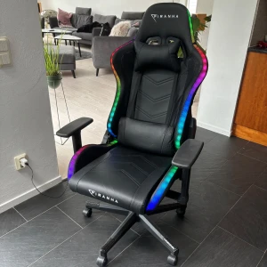 Piranha Attack V2 RGB Gamingstol - Säljer en Piranha Attack V2 RGB gamingstol. Stolen är svart med en bekväm design och har en inbyggd RGB-belysning som kan styras med en fjärrkontroll. Stolen är i gott skick och har använts sparsamt.  Ny 2289kr  Skickar mer information vid intresse 