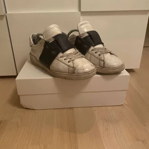 Valentinos - Valentinos i dåligt skick tyvärr. Hör gärna av er vid intresse eller funderingar😁