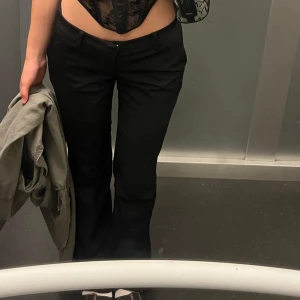 Lågmidjade kostymbyxor  - Byxorna är i väldigt bra skick från bikbok.