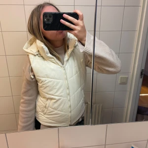 Väst - Snygg väst perfekt för höst, skulle säga att den är mer som en s