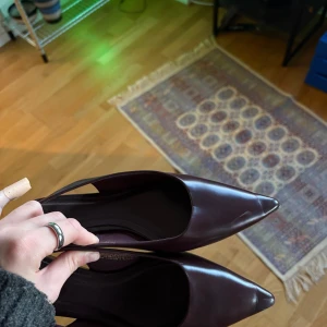 Ballerinaskor - Supersnygga ballerinaskor som är vinröda. Storlek 38. Aldrig använda.  Säljer för 250 kr, köpte för 400.