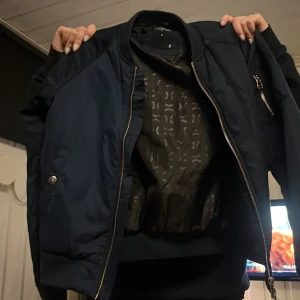 Bomber jacka - Marinblå bomberjacka från h&m