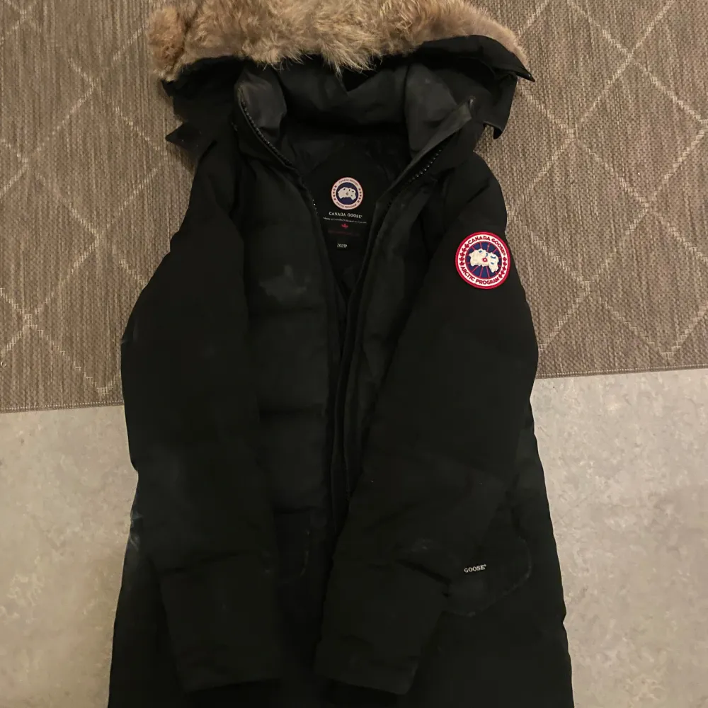 Canada goose jacka. Modell: Montebello parka. Strolek: 2XS. Passar XS. Skick: i behov av att tvättas då den hängt i garderoben länge, annars i gott skick. Jackor.