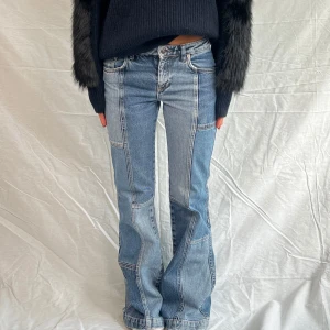 Coola unika bootcut jeans - Coola/unika jeans!🤩midjemått på jeansen är 35cm tvärsöver och innerbens längden är 78cm. Modellens mått är 75 i innerbenslängd och midje mått 36. 