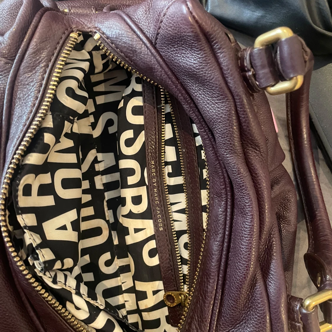 Marc Jacobs Mörklila handväska med gulddetaljer - 4