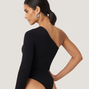 Svart body  - Snygg svart body från NA-KD