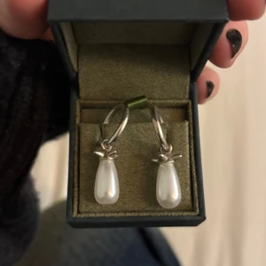 Pearl tear earring Maria nilsdotter - Säljer dessa superfina örhängen ifrån Maria Nilsdotter, som är sparsamt använda! Nypris: 1995kr st alltså 3990kr 
