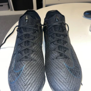 Nike mercurial vapor 16 - Säljer mina vapor 16 nu då jag har fått nya. Skorna är använda max 10 träningar och är i 9/10 i skick. Hör av dig om du vill ha fler bilder eller har några funderingar. Pris kan diskuteras vid snabb affär