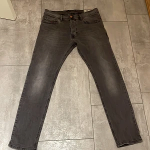 Grå slim jeans diesel  - Snygga gråa jeans från diesel. Modellen heter tepphar och passar som slim. Storlek W29 L30