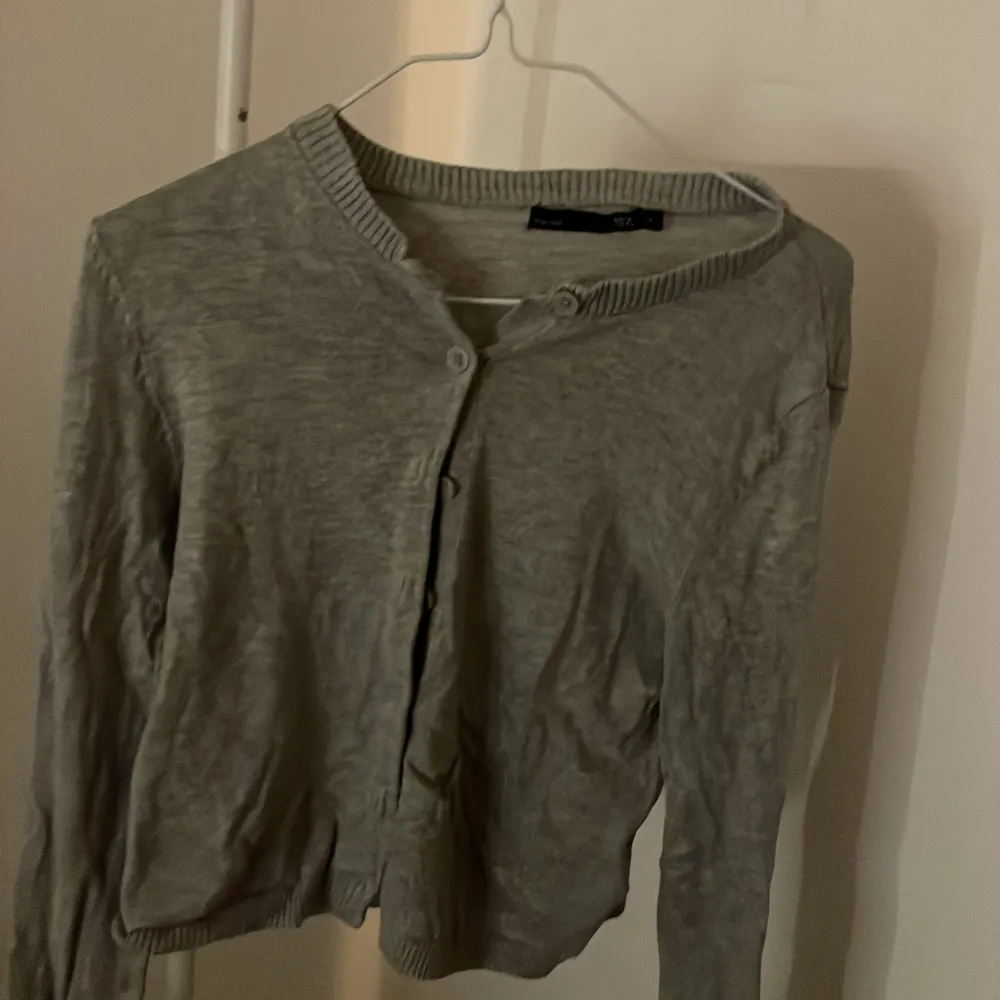 Säljer en stilren grå kofta från 157 i storlek S. Koftan har långa ärmar och knappar framtill. Perfekt för en avslappnad look. I bra skick och köparen står för frakt.. Neuletakit & Villapaidat.