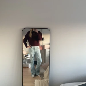 Ljusblå bootcut jeans - Snygga ljusblå bootcut jeans med klassisk femficksdesign. Perfekta för en avslappnad stil. De har en bekväm passform och är tillverkade i ett mjukt denimtyg.