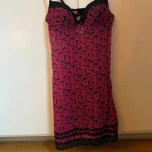 Spetskläning  - Klänningen med spetsdetaljer och blommönster