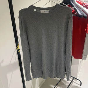 Grå tröja från Selected Homme - Säljer en stilren grå tröja från Selected Homme. Tröjan har en klassisk design med långa ärmar och rund halsringning. Perfekt för en avslappnad look. Knappast använd. Pris är ej hugget i sten.