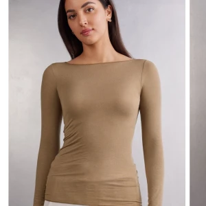 Beige långärmad tröja från Intimissimi - Säljer en ultralätt beige tröja från Intimissimi, tillverkad med kashmir för extra mjukhet. Tröjan har långa ärmar och en enkel design som passar perfekt för lager-på-lager-stil. Jätte skön och är perfekt att ha när det närmas vårtider!😊💓