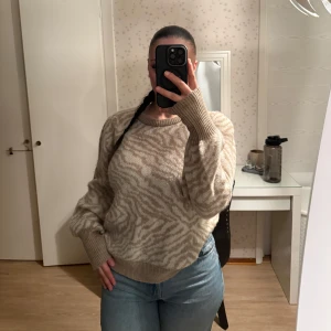 Beige tröja från vero moda - Säljer en snygg stickad tröja från vero moda. Tröjan har långa ärmar och ribbade muddar vid ärmslut och nederkant. Är i storlek xl, egentligen en croppad tröja men funkar bra som en oversized tröja ifall man bär mindre storlekar. Endast använd ett fåtal gånger, pris går att diskuteras 🥰