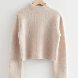 Other stories stickadtröja  - Säljer denna fina tröja ifrån other stories, köpt igår för 990kr och använd ett fåtal gånger. Kan skicka egna bilder om ni är intresserade!🩷🩷