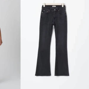 Svarta low bootcut jeans - Snygga svarta bootcut jeans från gina, inga defekter förutom lite längst ner på ena benet!💕