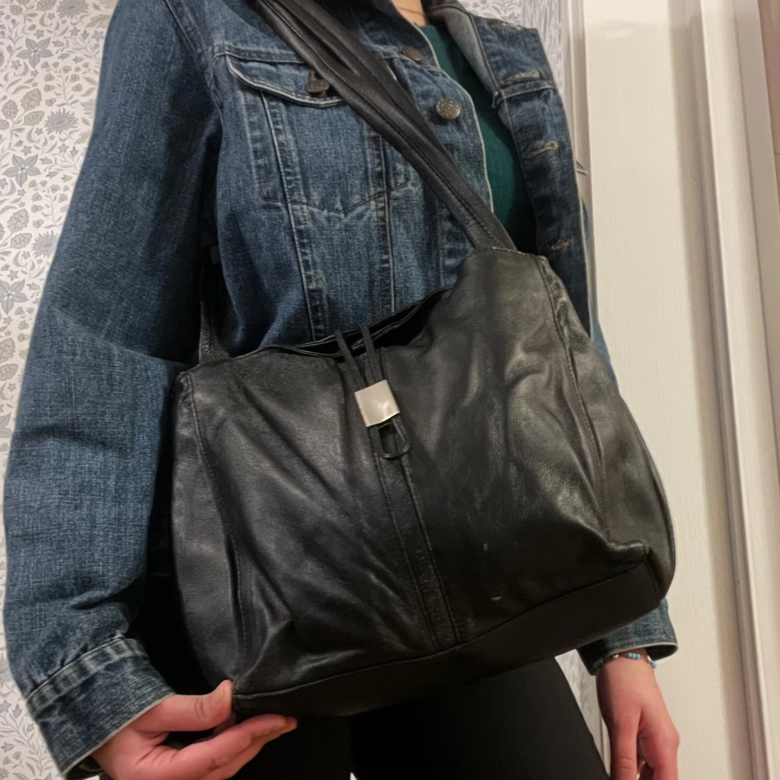 Svart axelväska i skinn - 1