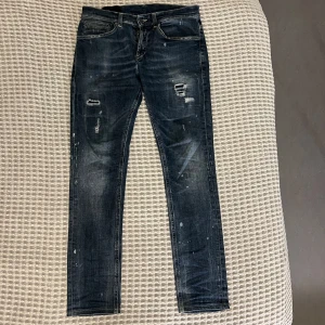 Dondup George - Tja! Säljer nu ett par dondup george jeans! Skicket är 8/10 slitningarna är en del av designen! Det finns ett lagat hål i skrevet som inte syns vid användning! Om du har några frågor eller funderingar är det bara att höra av sig!🙌