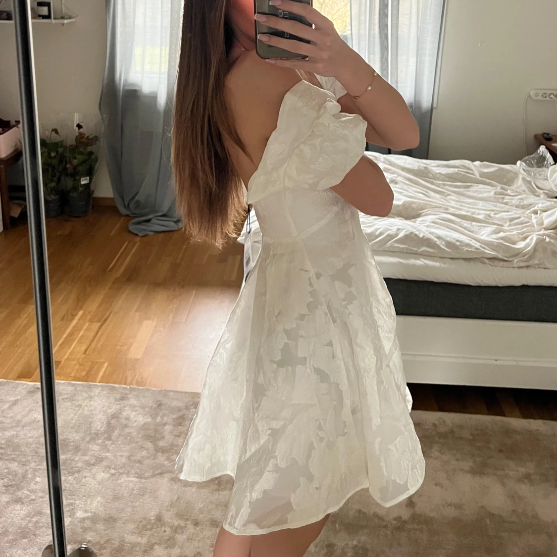 Vit klänning med puffärmar - 2