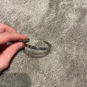 Armband ifrån Laurent Cadieux - Snyggt och stilrent armband ifrån Laurent Cadieux med en öppen design. Perfekt för att ge en elegant touch till din outfit. Armbandet har en diskret gravyr som ger det en unik karaktär. 