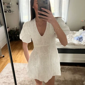 Vit klänning med puffärmar - Säljer denna jätte fina vita klänning som är mycket populär. Perfekt för bla studenten.🤍🥂🥂Ej använd, endast provad. Sista bilden är lånad.