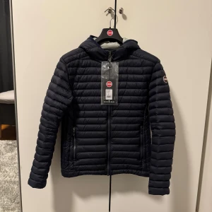 Colmar Jacka Storlek 48 - Colmar Jacka | Skick 9/10, nästan aldrig använda | Storlek 48 italiensk storlek | Nypris ca 3000 kr | Mitt pris 1199 kr | Fraktar via postnord eller instabox🚚📦 Priset är inte hugget i sten och hör av dig vid minsta lilla fråga😊