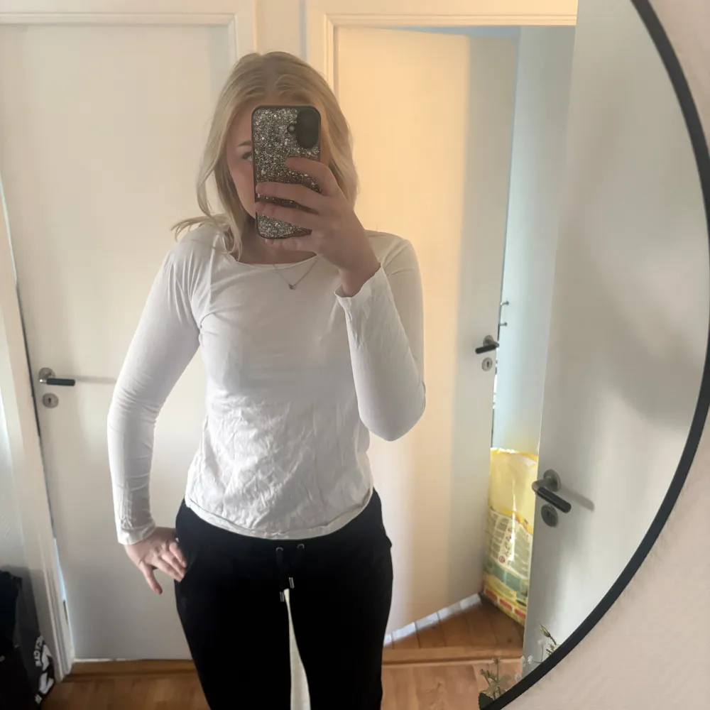 Säljer en vit långärmad topp från H&M i bomull. Perfekt för en enkel och stilren look. Toppen har en normal passform och är skön att bära till vardags. ✨. T-paidat.