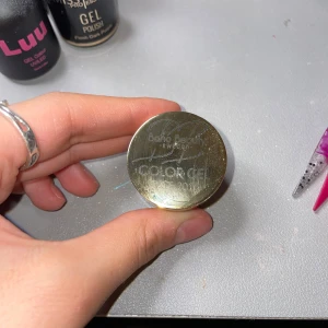 Röd gel polish från Bano - Snygg röd gel polish från Bano, perfekt för att skapa en elegant och hållbar manikyr. Färgen är djup och glansig, vilket ger en lyxig känsla. Lätt att applicera och ger ett jämnt resultat.