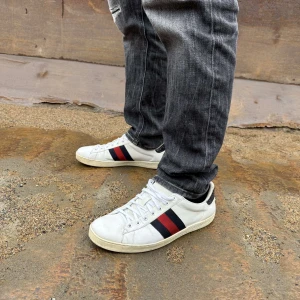 Gucci ace skor - Säljer nu att par riktigt snygga Gucci ace skor i väldigt bra skicka skulle jag säga, men man bedömer skicket själv! Väldigt trendiga just nu och perfekt skorna nu till sommaren, Självklart äkta! Inget og förutom dustbag!