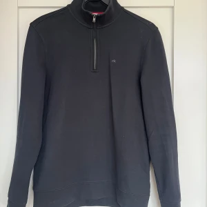 Calvin Klein half zip - Skit snygg Calvin Klein half zip i svart 