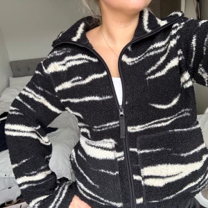 Svart och vit teddyjacka med zebramönster - Säljer en mysig teddyjacka i svart och vit! Använd fåtal gånger🤗🤗💞