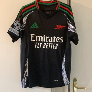 Arsenal borta tröja 24/25 - Saka 7 storlek s