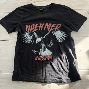 4 st Svarta t-shirt med tryck från Ginatricot  - Säljer 4 st svarta t-shirts med tryck av en hand och texten. Superskönt och perfekta för en avslappnad stil.