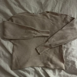 Beige ribbad tröja från ONLY - Beige ribbad tröja från ONLY. Tröjan har en croppad passform och är i storlek Xs, passar mig som oftast har S. Ärmarna går att ha trekvartsärmade som på bilden men även hela vägen!! 