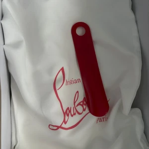 Svarta sneakers från Christian Louboutin - Snygga svarta sneakers från Christian Louboutin med den ikoniska röda sulan. Skorna har snörning och är tillverkade i mocka med en stilren design. Perfekta för den som vill ha en touch av lyx i vardagen. Det är också helt nya snören på bilden och om man lägger 5 min på skorna så kommer dem se ut som nya. Kan också gå ner i pris till rätt köpare!