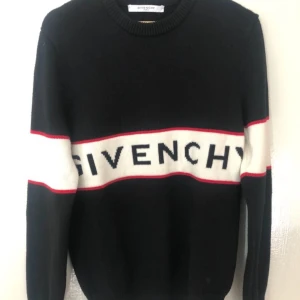 Givenchy sweatshirt  - En givenchy sweatshirt i blandade färger. Den är väldigt skön att ha på sig, då den har ett stickat material. Storlek passar både S/M! OBS! PRIS KAN DISKUTERAS VID EN SNABB AFFÄR!